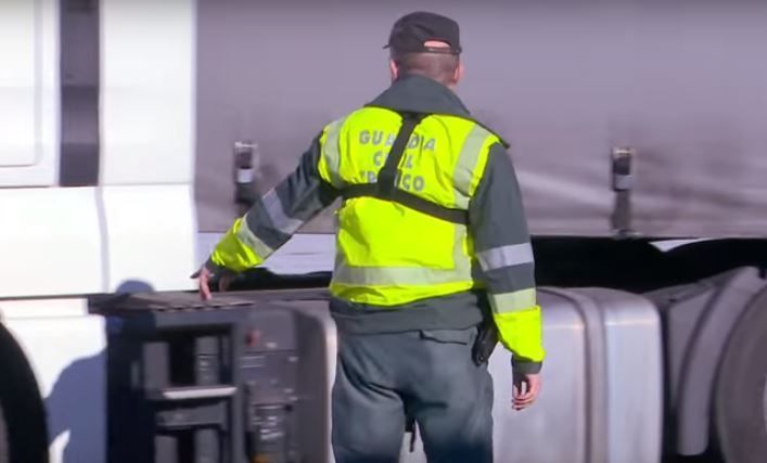 Un agente de la Guardia Civil en un control de transporte.