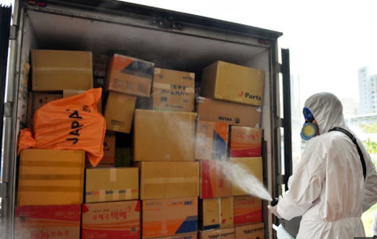 Imagen de la desinfección de un camión por el coronavirus