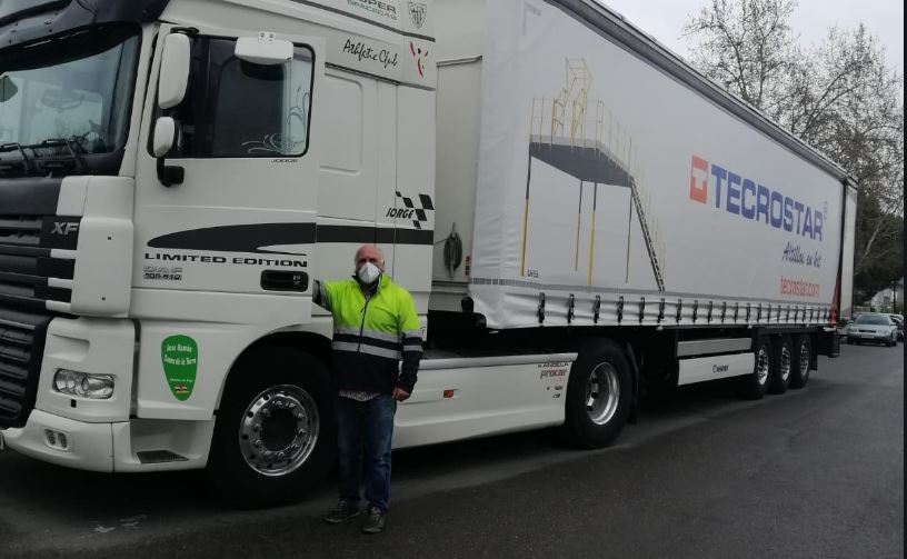 Imagen de un camionero con mascarilla