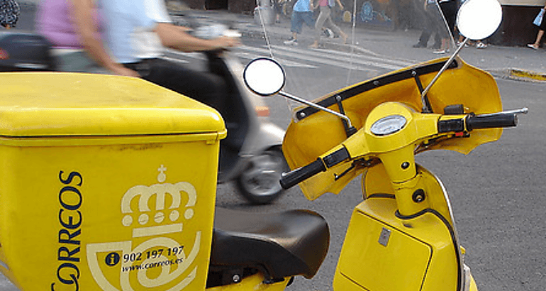 Imagen de una motocicleta de reparto de Correos