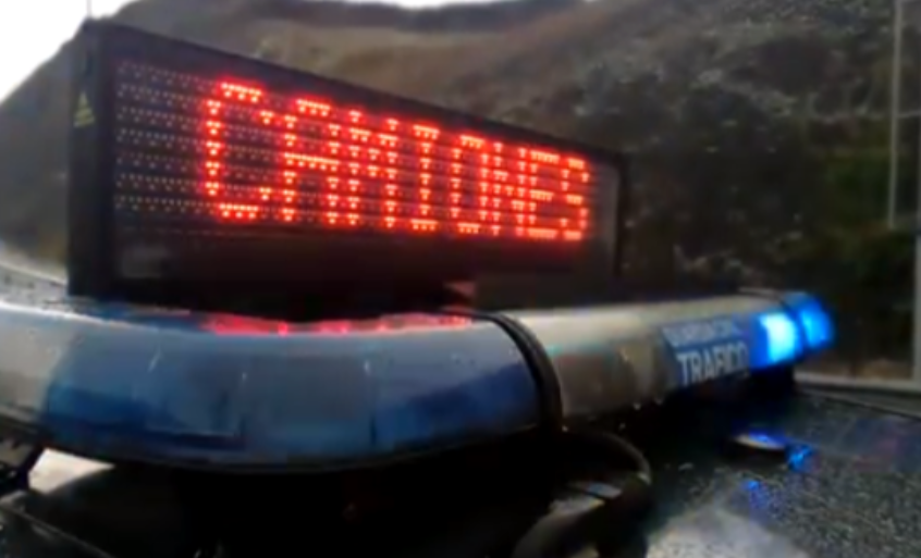 Un coche de la Guardia Civil con aviso para camiones