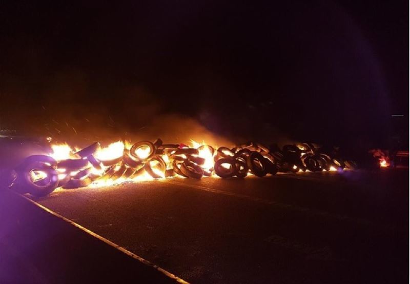 Quema de neumáticos en una de las carreteras cortadas