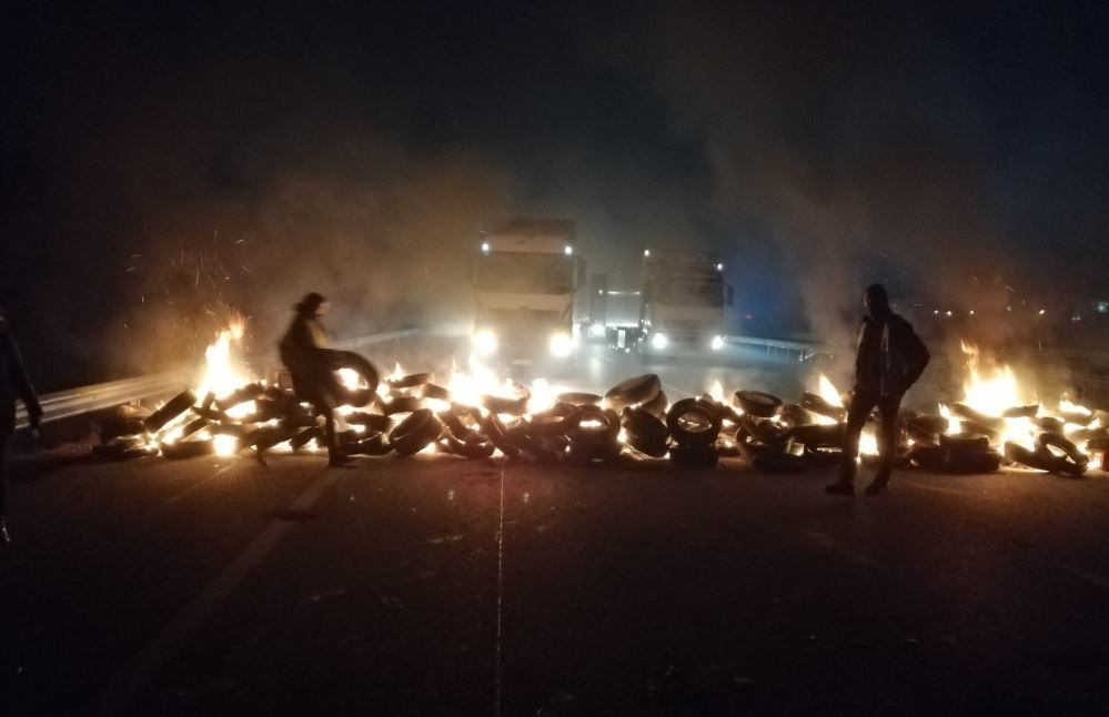 Neumáticos ardiendo en una de las carreteras catalanas
