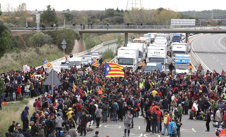 Imagen de un corte de carretera en La Junquera