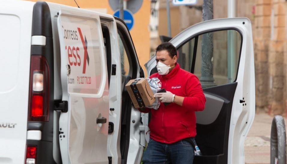 Un repartidor con mascarilla