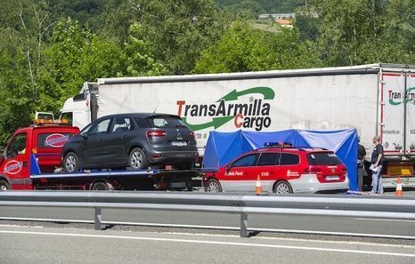 2015-06-04, Leitza. Kamioilari bat hil dute A-15 errepidean Leitzan, tiroz. Ertzain bat atxilotu dute, ustezko erasotzailea delakoan, trafiko eztabaida izan ostean. Irudian, polizia forala ezbeharraren tokian, kamiolariaren kamioiaren alboan. 04-06-2015, Leitza. La PolicÌa Foral ha detenido a un ertzaina de la comisarÌa de Tolosa como presunto autor de la muerte a tiros de un camionero en un incidente ocurrido en el acceso a Leitza desde la A-15, al parecer durante una discusiÛn de tr·fico. En la imagen, policÌas forales en el lugar del accidente, al lado del camiÛn del camionero.