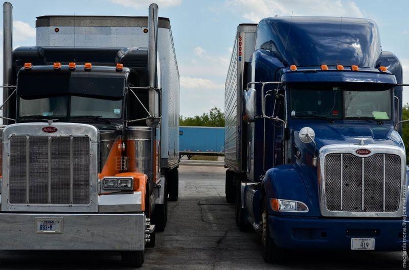Dos camiones de Estados Unidos estacionados.