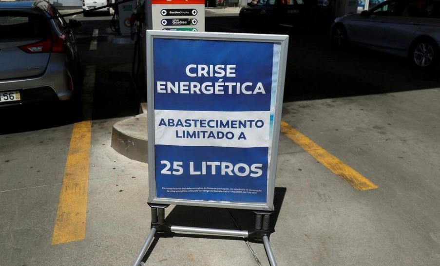Indicador en una gasolinera portuguesa de la crisis energética