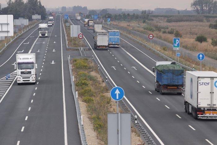 Camiones circulando por una autopista