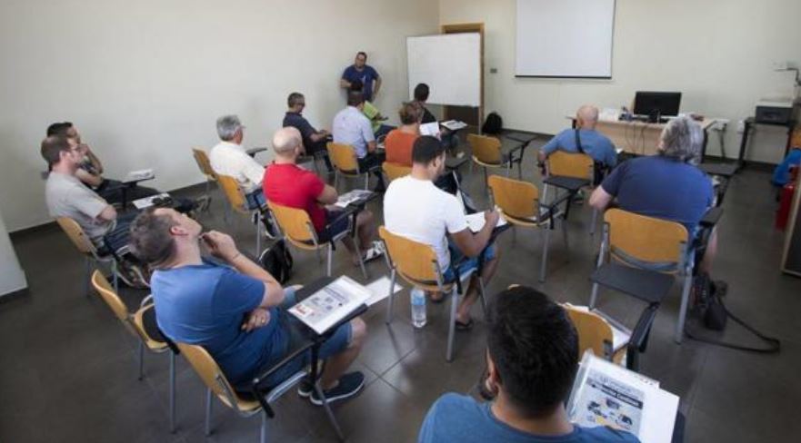 Alumnos en un aula recibiendo formación para los cursos CAP