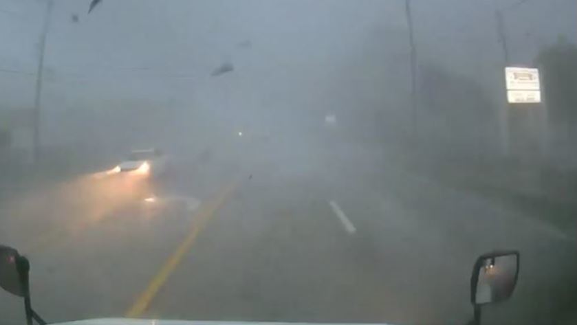 Imagen el camión en medio del tornado