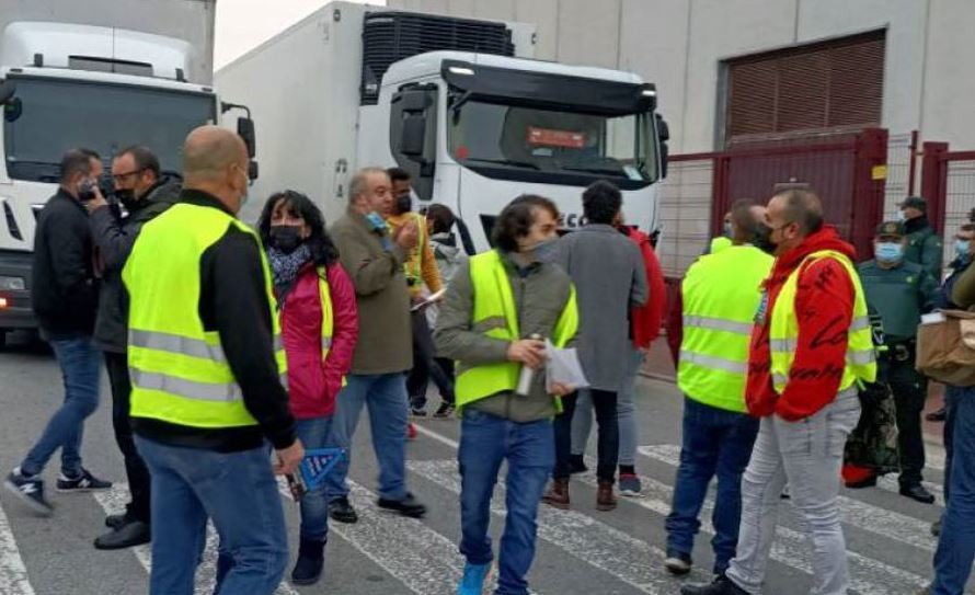 Imagen de camioneros murcianos de huelga
