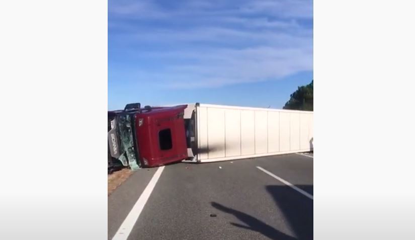 Uno de los camiones volcados en la Comunidad Valenciana por el viento