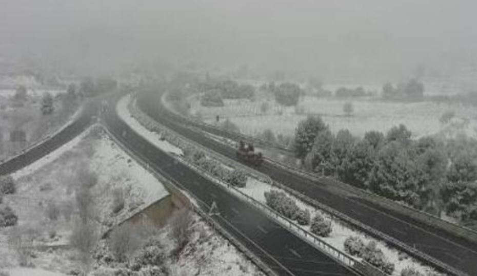 Imagen de una carretera afectada por la nieve en Comunidad Valenciana, Castilla la Mancha y Madrid