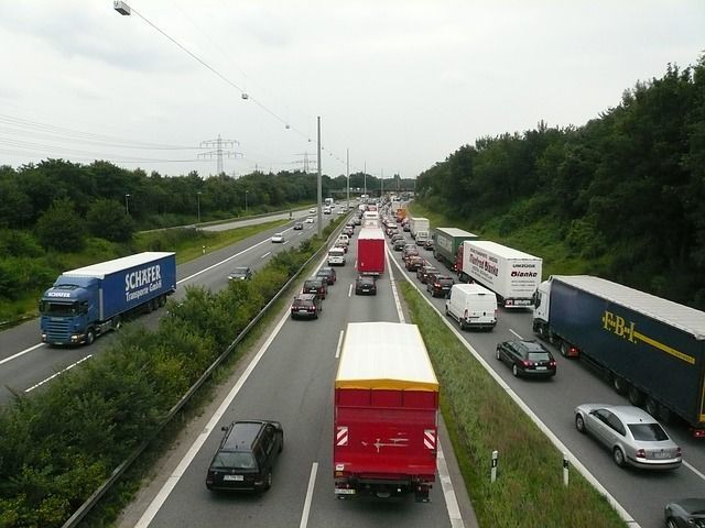 Camiones circulando por una carretera