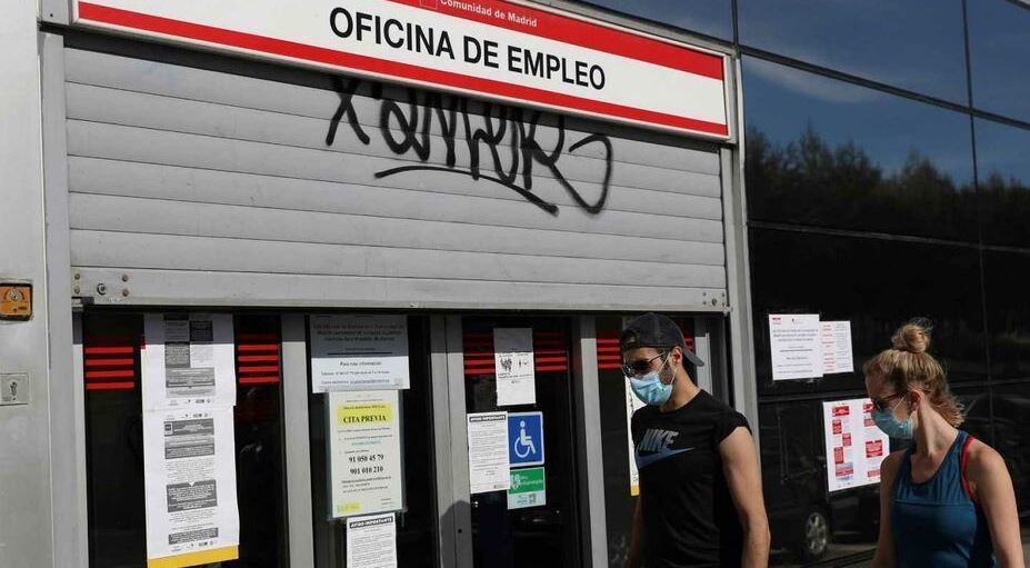 Imagen de una oficina de empleo con trabajadores en ERTE