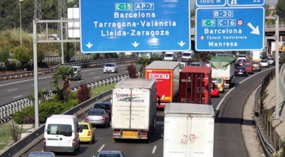 Imagen de camiones en la AP-7 en Cataluña con restricciones