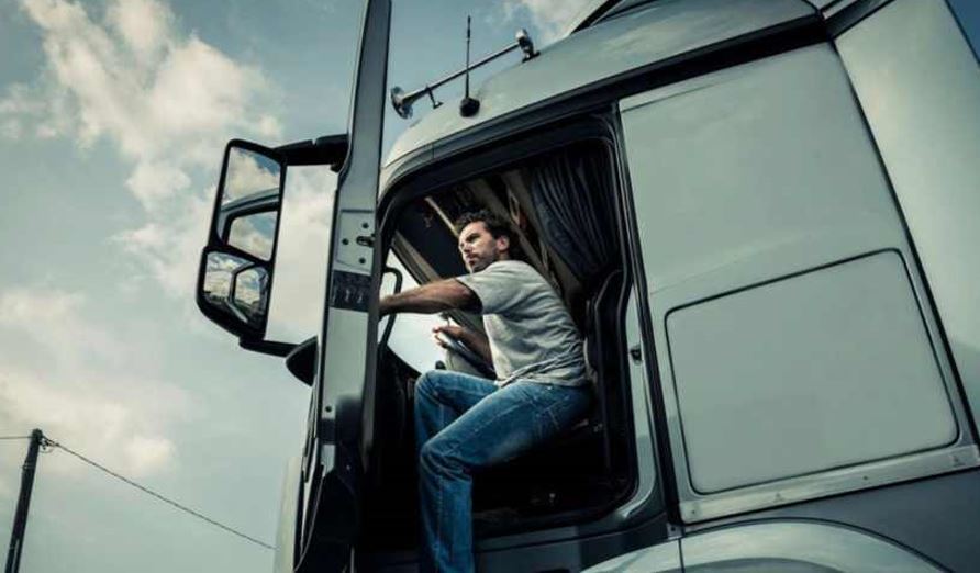 Imagen de uno de los profesionales del transporte un sector esencial
