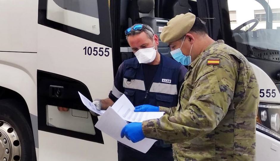 Imagen de militares junto a un autobús durante la pandemia