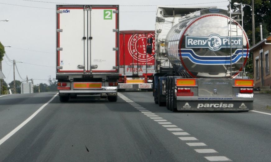 Varios camiones en carretera