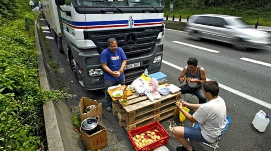 Camioneros comiendo en una mesa improvisada