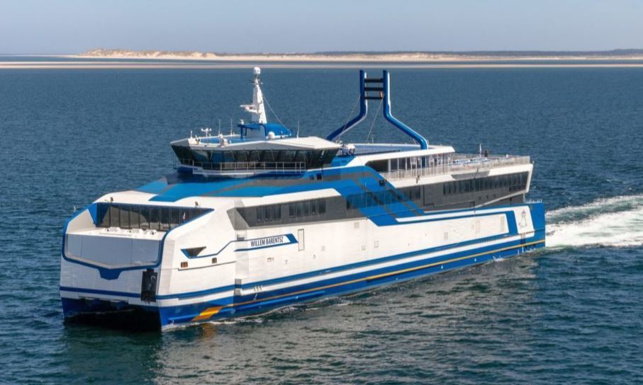 Imagen del ferry en el mar con motores a GNL