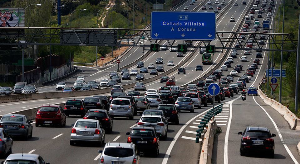 Complicaciones en las salidas de Madrid y tráfico intenso en otras vías al inicio del puente de mayo