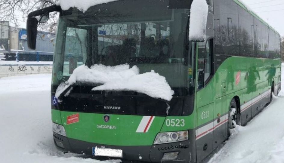 Un autobús sin conductor afectado por el temporal de nieve