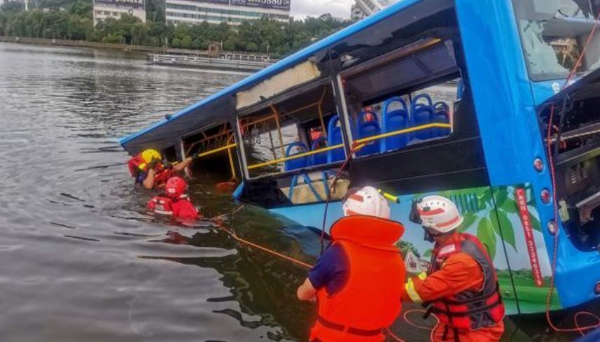 Imagen del rescate de los viajeros del autobús