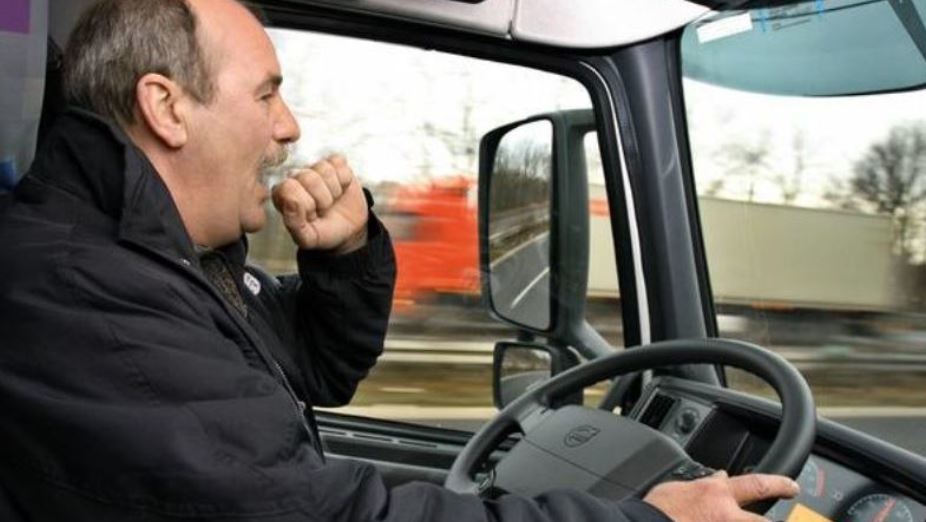 Imagen de un conductor profesional cansado