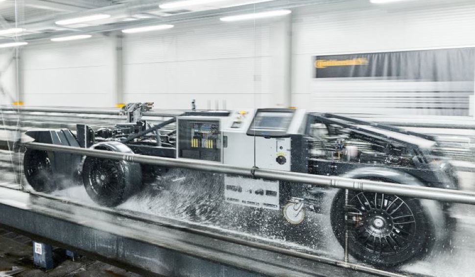 Continental prueba con un vehículo sin conductor el rendimiento de frenada de los neumáticos