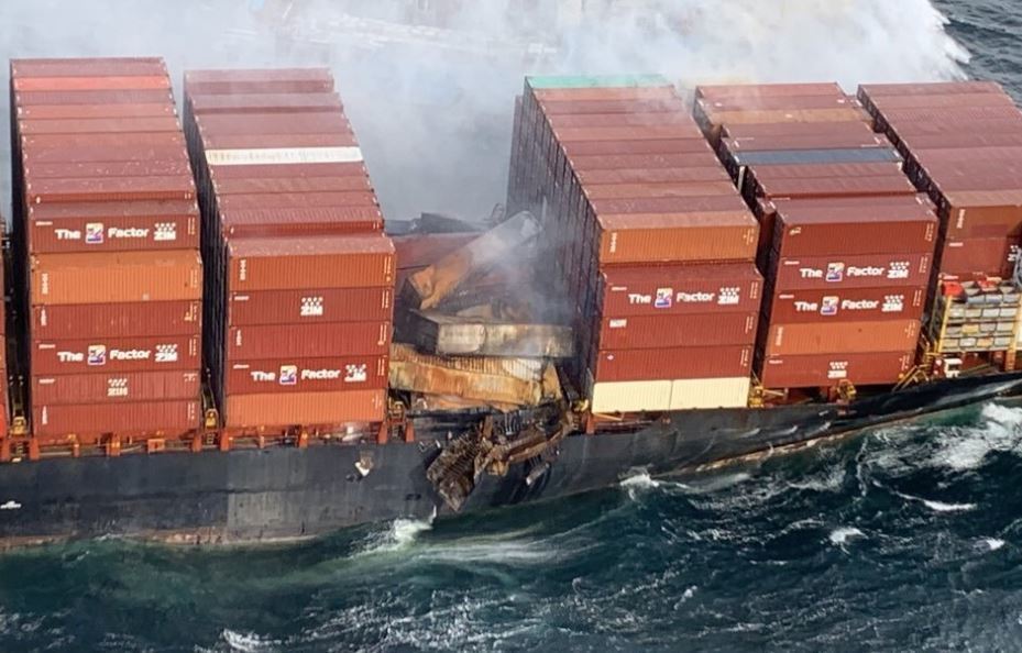 Controlado el incendio de un buque portacontenedores en la costa Oeste de Canadá.