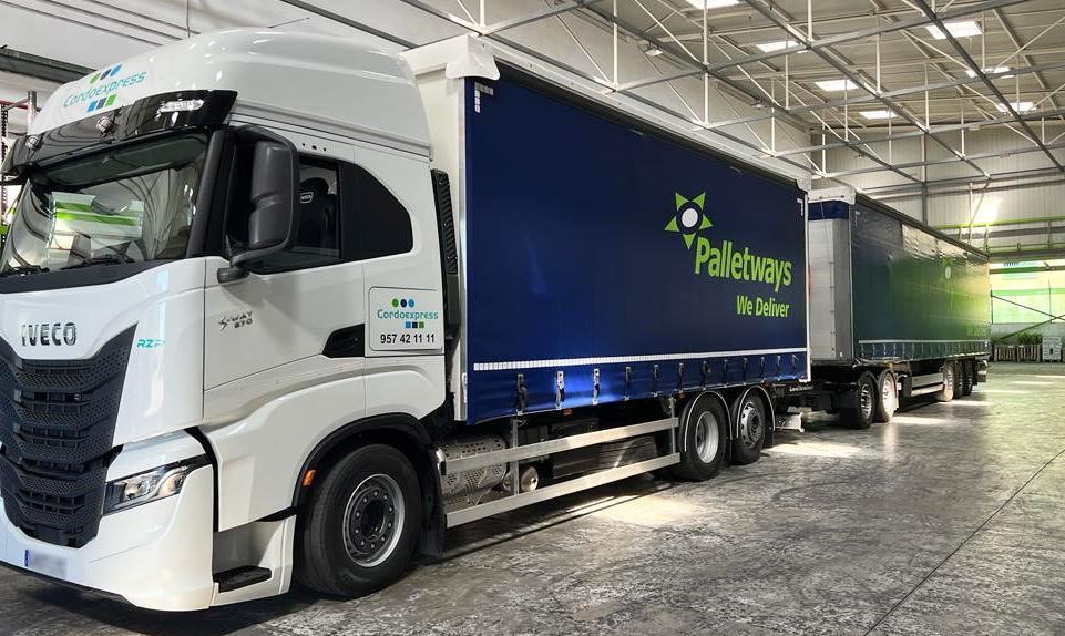 Imagen del megacamión de CordoExpress para el transporte de Palletways