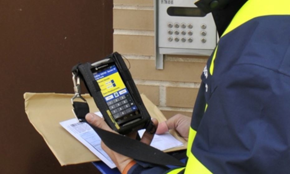 Imagen de un cartero con digitalización de Correos