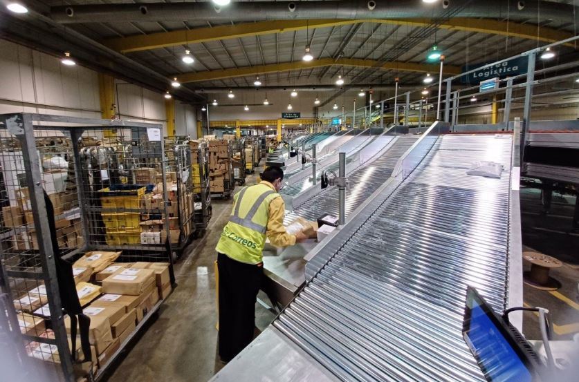 Correos estrena una máquina de clasificación de paquetería en su centro logístico de Málaga