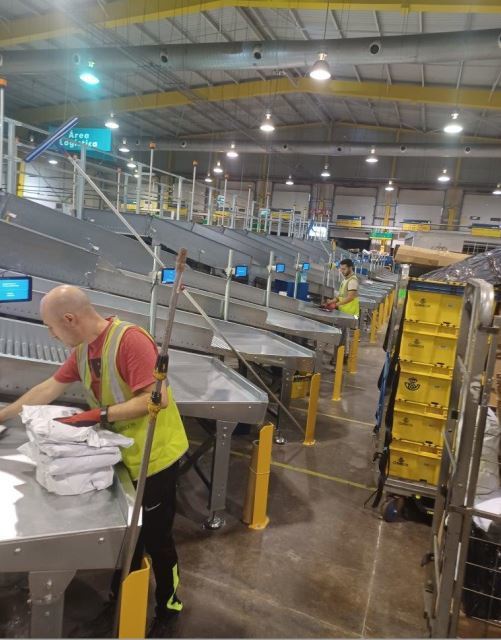 Correos estrena una máquina de clasificación de paquetería en su centro logístico de Málaga