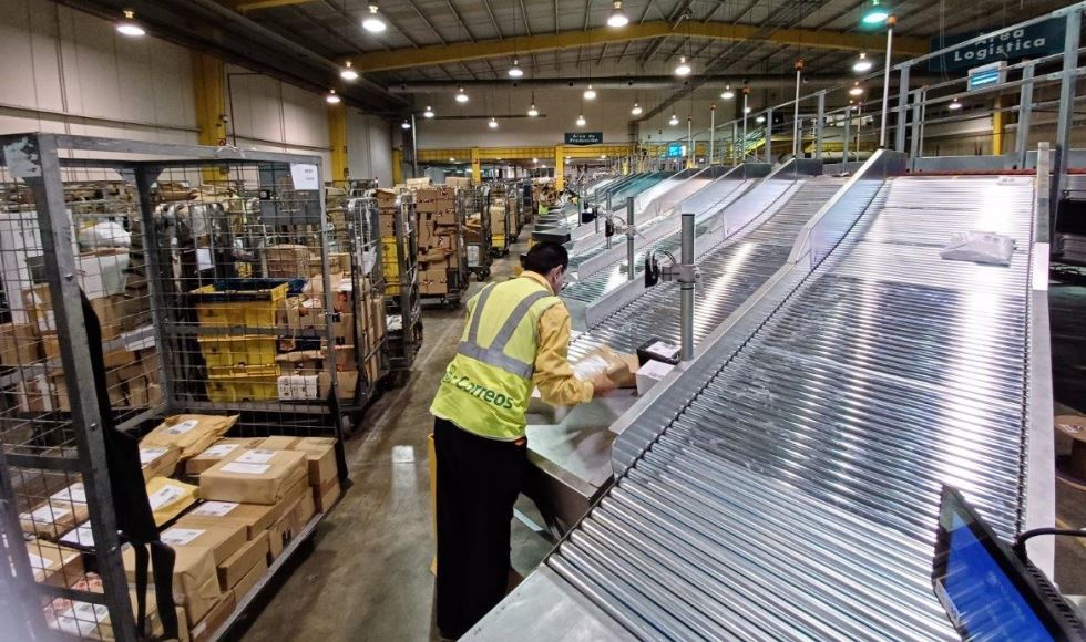 Imagen de Correos estrena una máquina de clasificación de paquetería en su centro logístico de Málaga