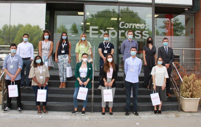 Imagen de los jóvenes que se incorporan a Correos Express