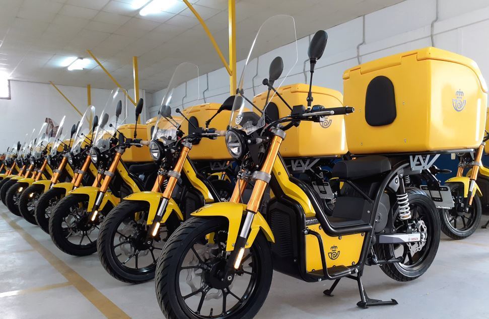 Imagen de las motos de reparto eléctrica cibersegura de Correos