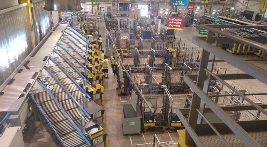 Imagen del centro de tratamiento automatizado de Correos en Málaga