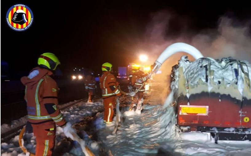 Imagen del incendio del camión