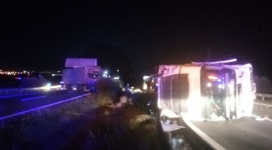 Cortada la AP-7 por un accidente en el Km. 320 con dos camioneros heridos
