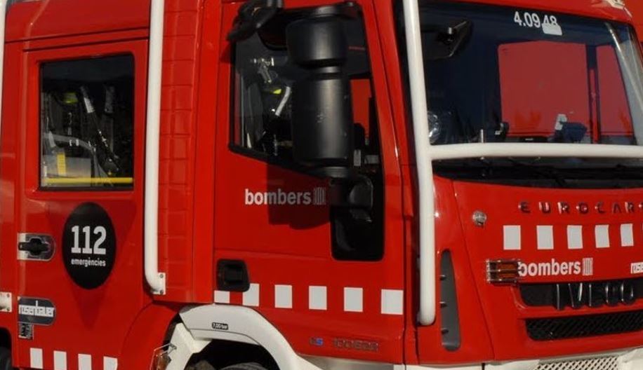 Cortan la B-431 en Avinyó (Barcelona) tras volcar un camión que transportaba 220 cerdos