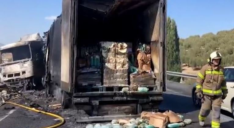 Cortes intermitentes en la A-92 a la altura de Pulianas por el incendio de un camión