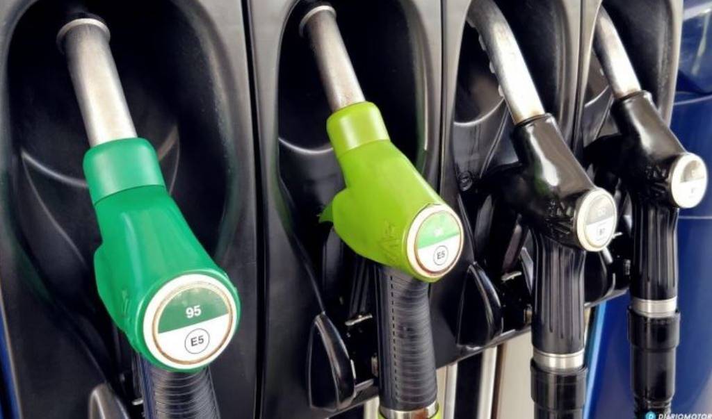 Imagen de los surtidores de una gasolinera