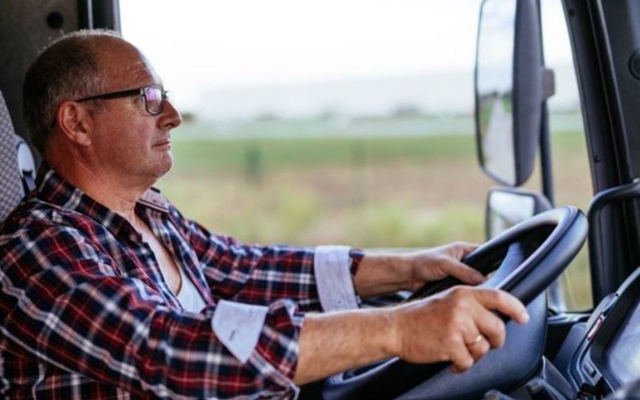 Camionero en edad de jubilación