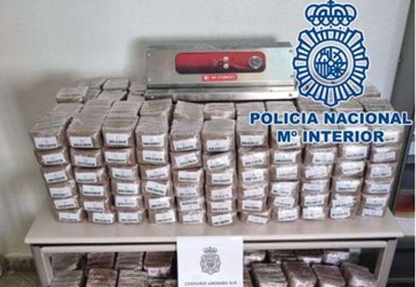 Imagen de Cuatro detenidos tras ser intervenidos 330 kilos de hachís ocultos en el depósito de un tráiler