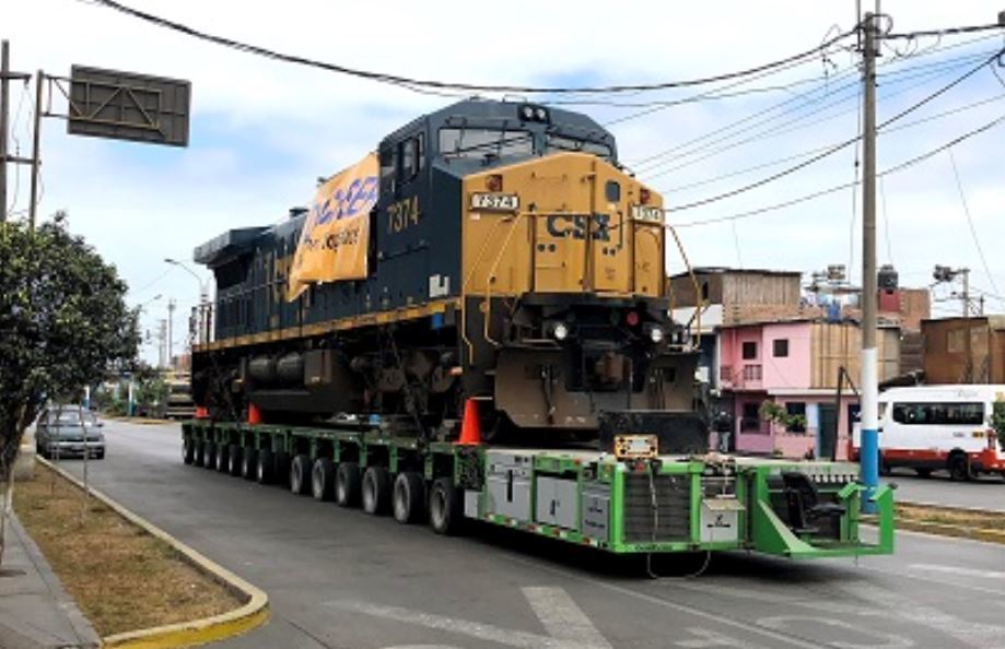 Imagen del transporte de una locomotora