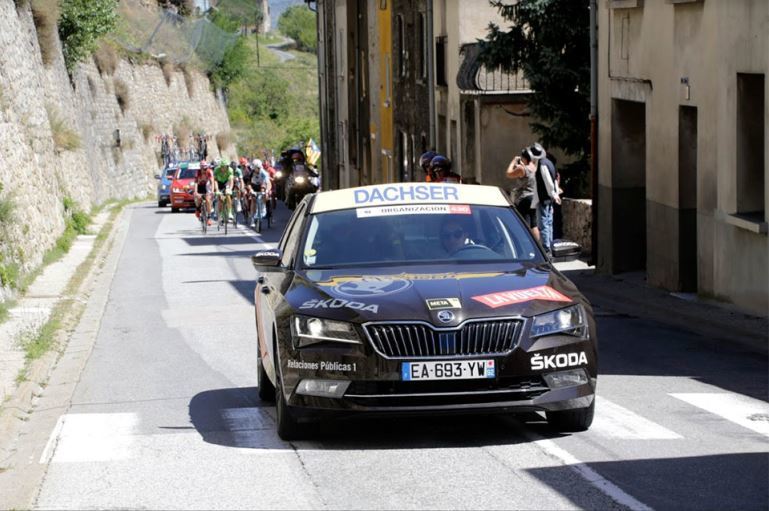 Imagen de un coche de Dachser durante la Vuelta
