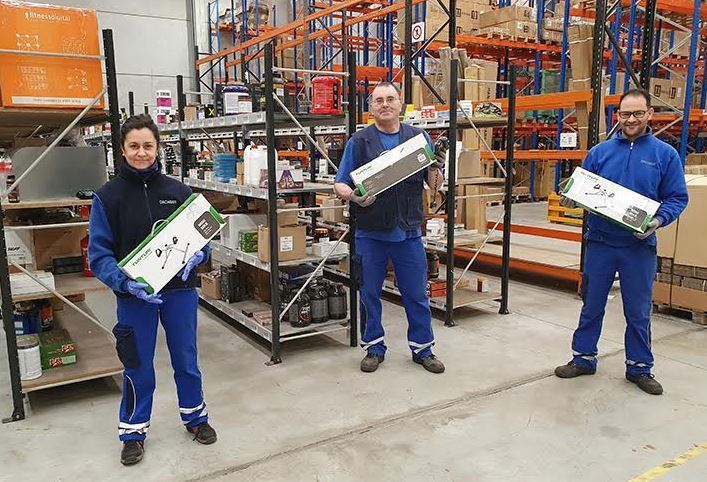 Empleados de Dachser con pedalinas que serán donadas
